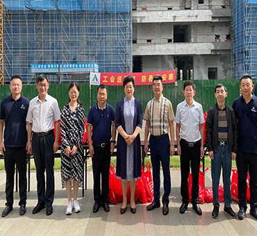 南通市人大常委會(huì)副主任、市總工會(huì)主席葛玉琴到集團(tuán)承建的項(xiàng)目開(kāi)展夏季慰問(wèn)活動(dòng)